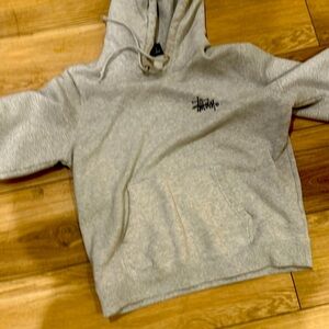 Size medium grey hoodie. Fits small could be a boys large  not a men’s medium.